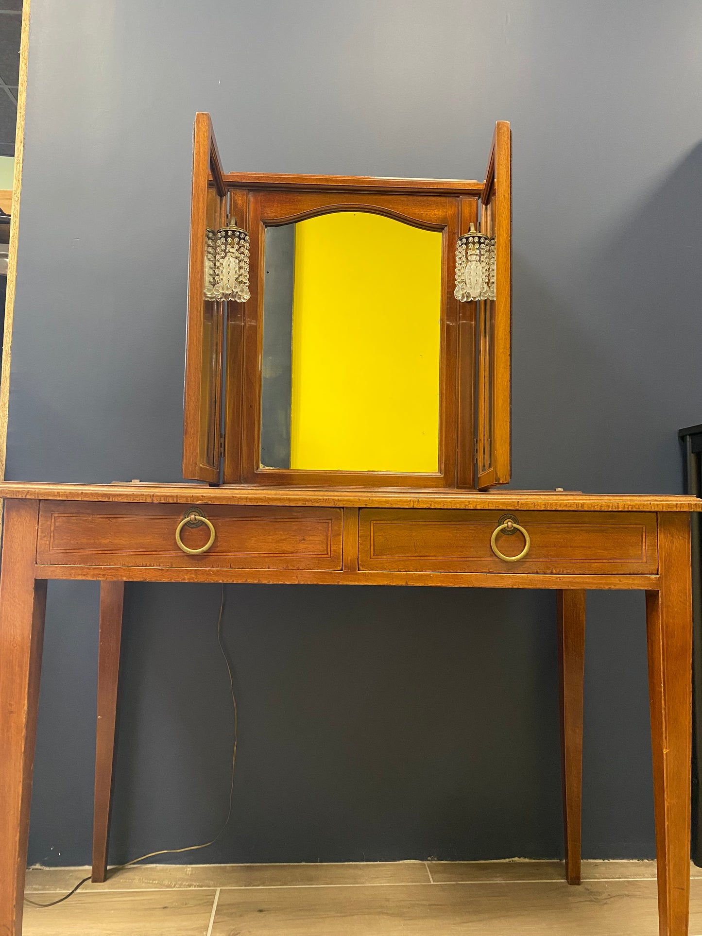 Coiffeuse vintage, miroir triptyque et lampes pampilles