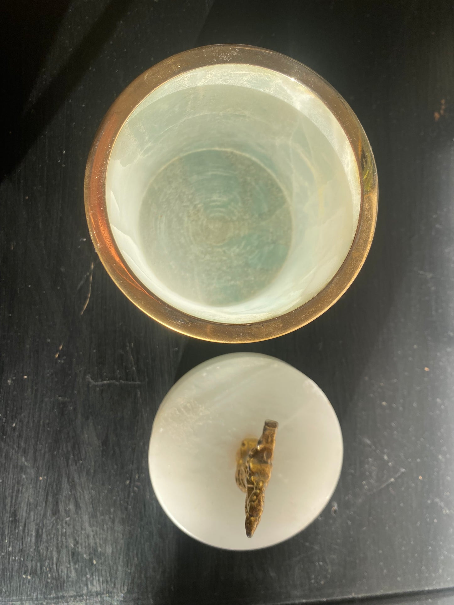 Pot à tabac en marbre et laiton