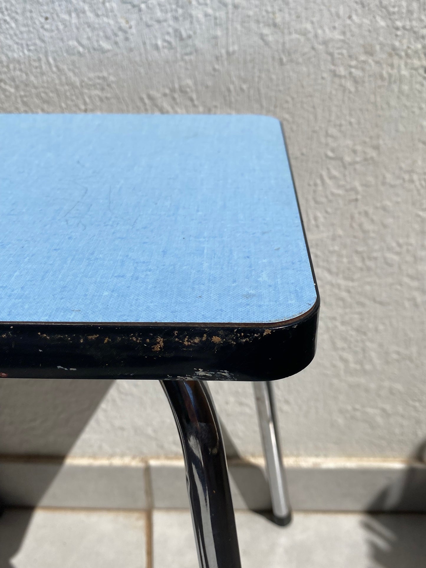 Tabouret en formica bleu
