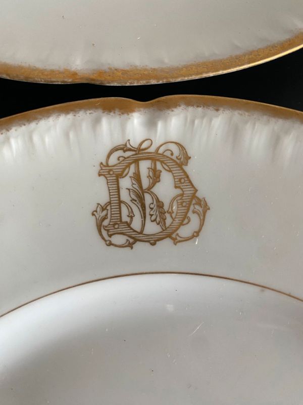 Assiettes 1880 Porcelaine et monogramme DK doré