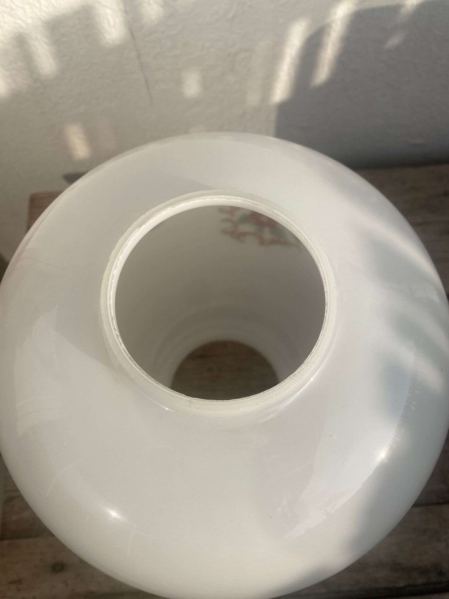 Baladeuse blanche vintage en opaline