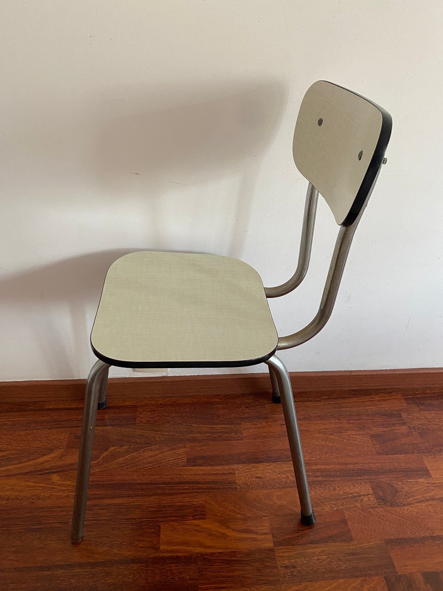 Chaise en formica blanc