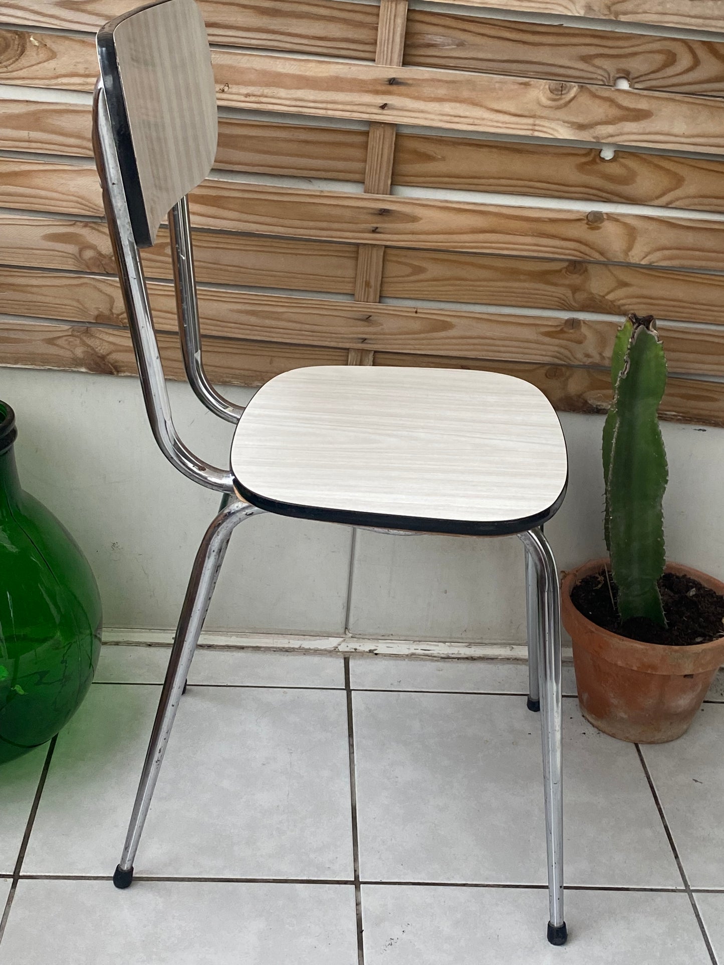 Chaise en formica blanche