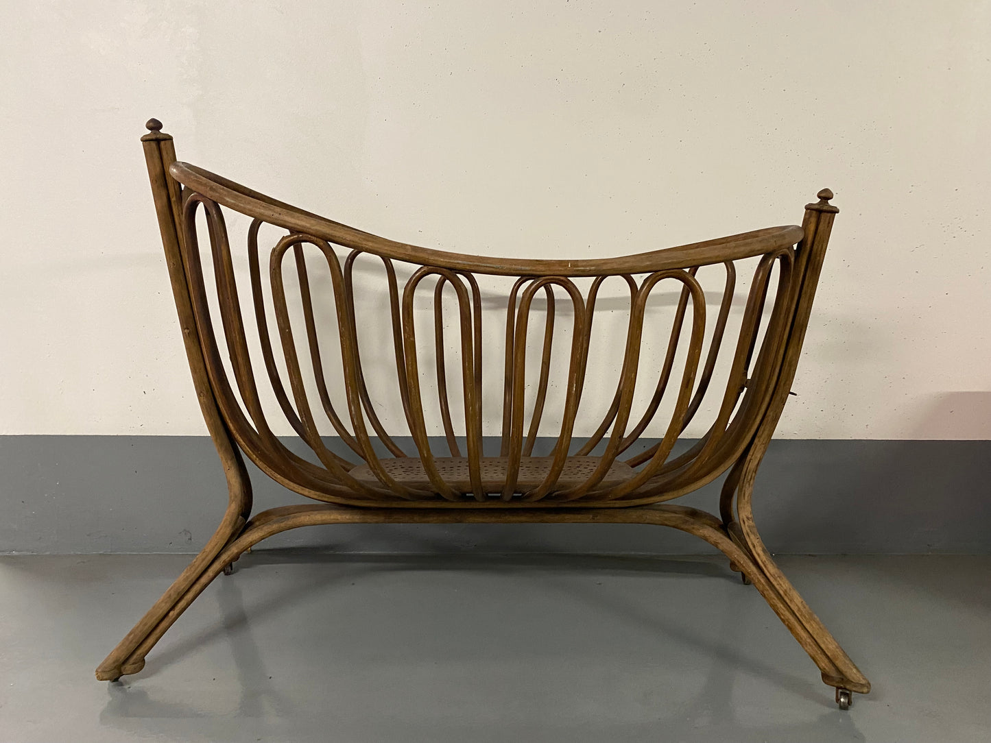 Berceau à bascule Thonet en bois courbé vintage
