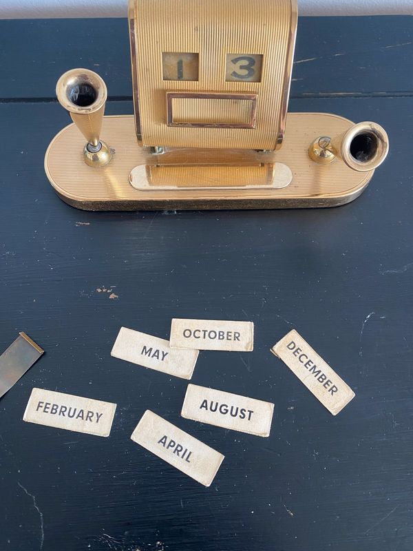 Calendrier perpétuel art déco en laiton