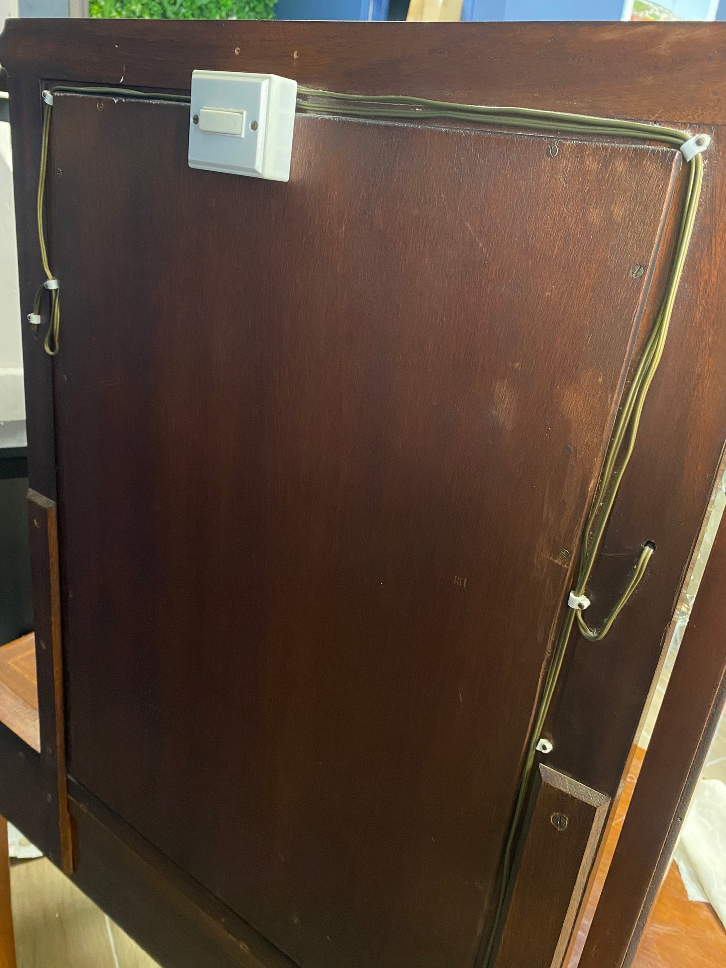 Coiffeuse vintage, miroir triptyque et lampes pampilles