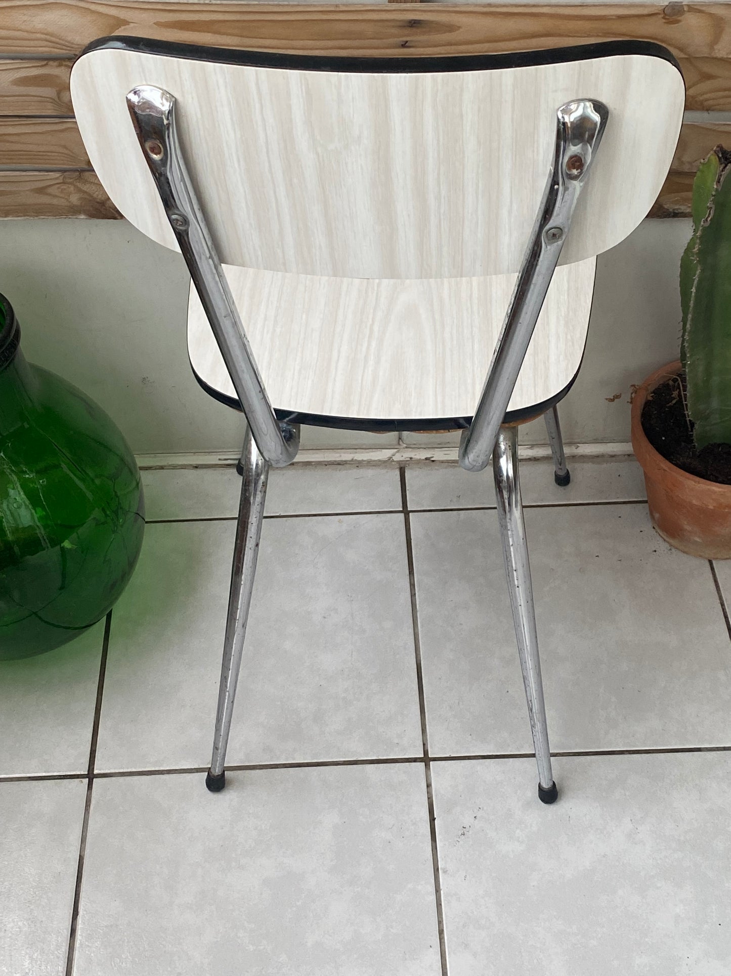 Chaise en formica blanche