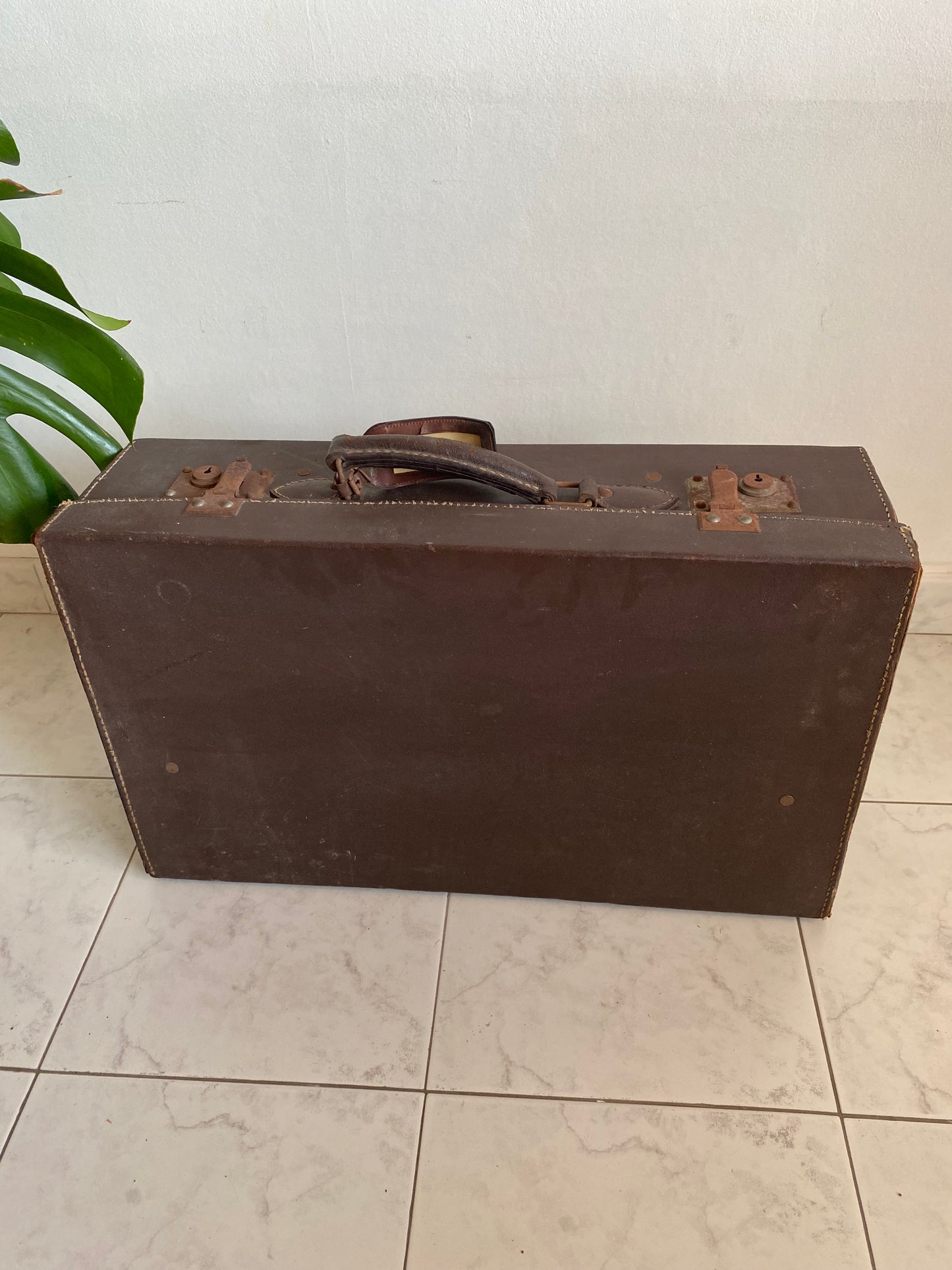 Valise vintage avec autocollants