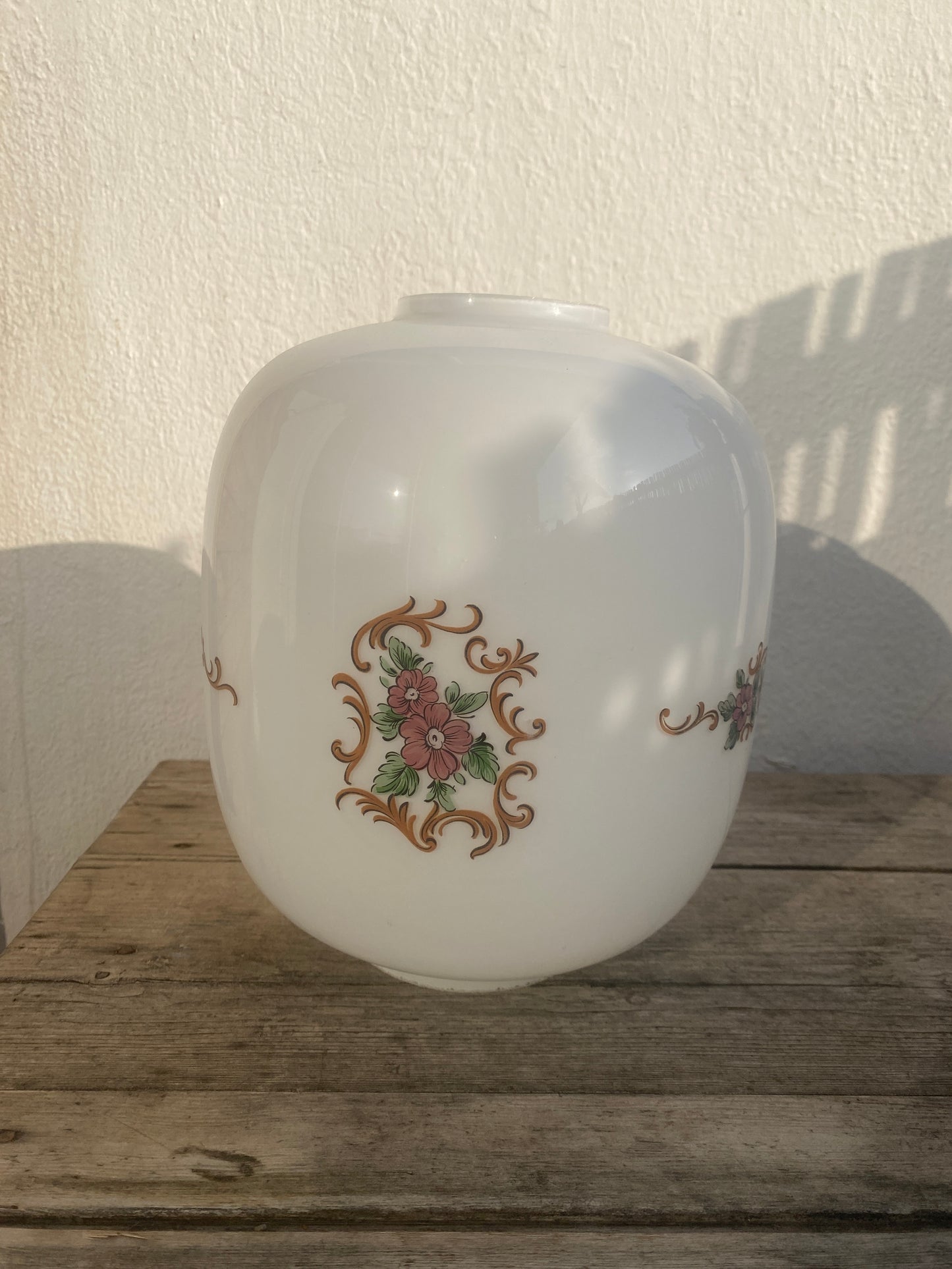 Baladeuse blanche vintage en opaline