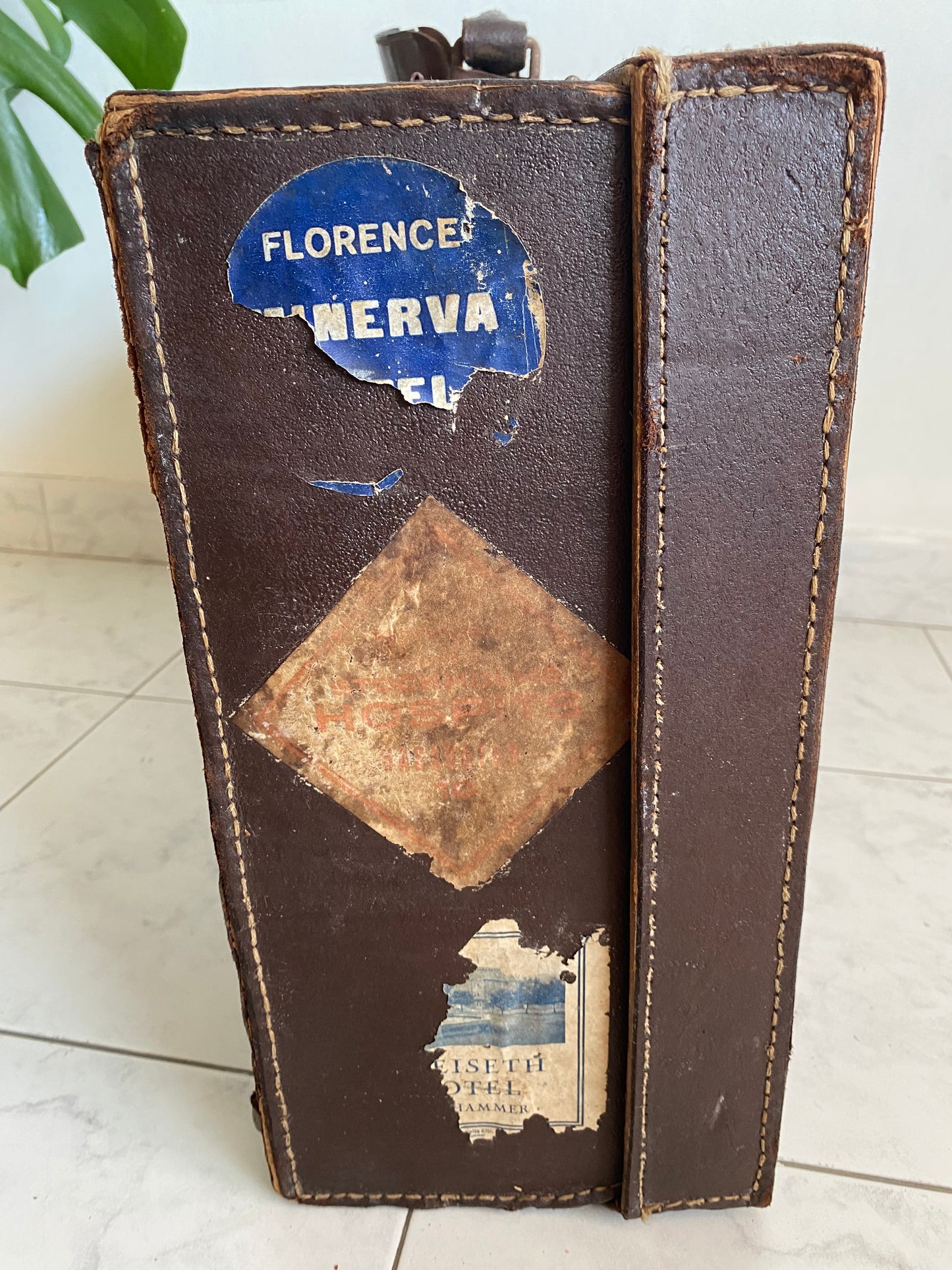 Valise vintage avec autocollants