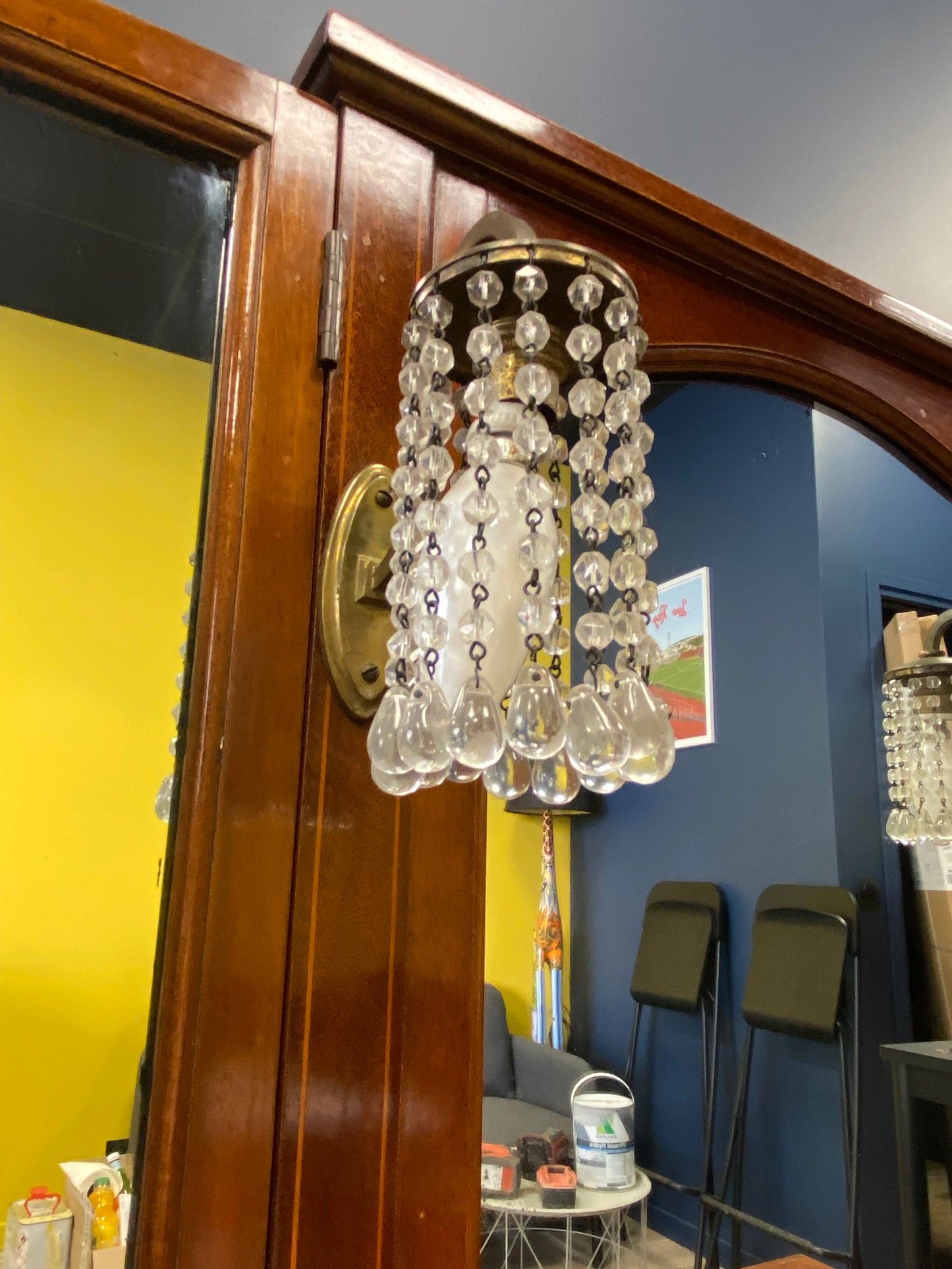 Coiffeuse vintage, miroir triptyque et lampes pampilles