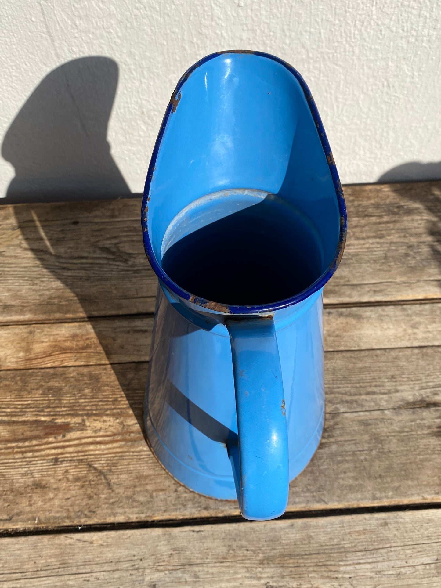 Ancien broc émaillé bleu clair