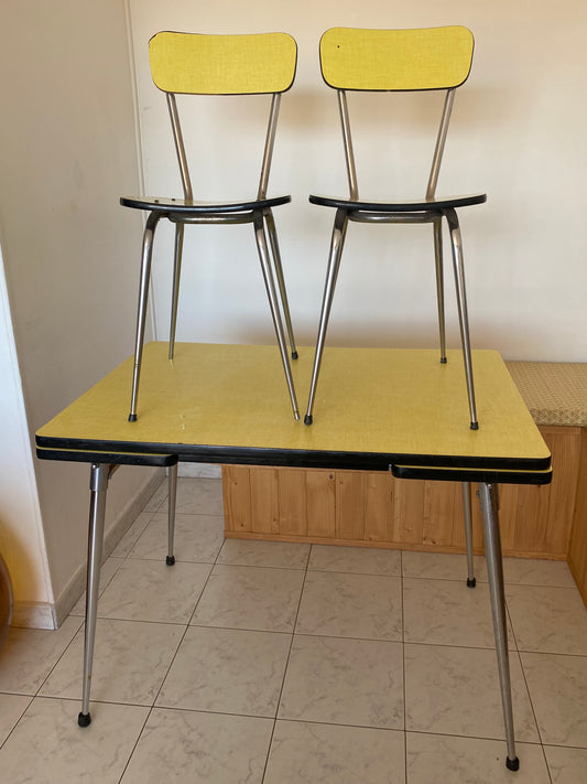 Table et chaises en formica