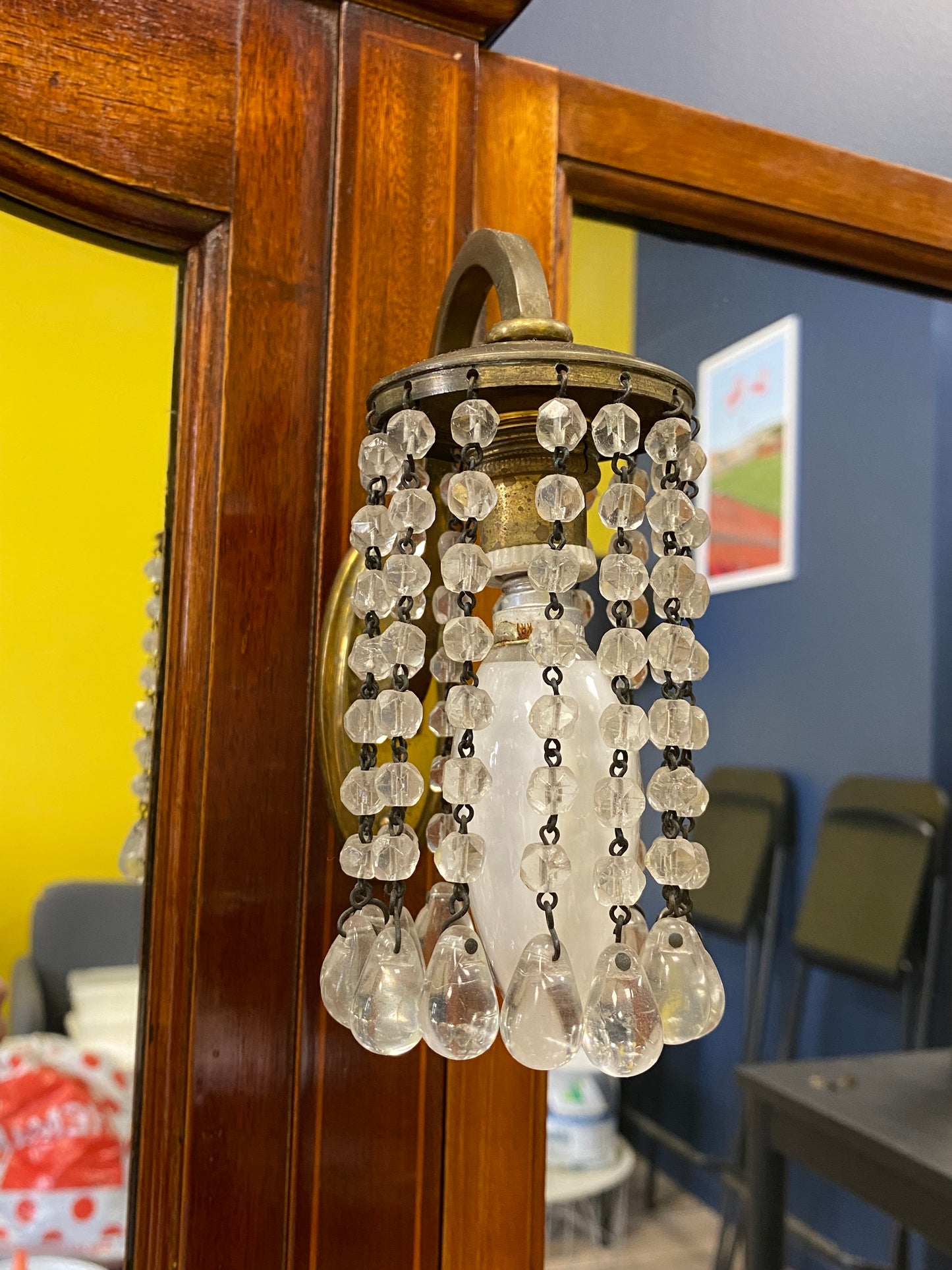 Coiffeuse vintage, miroir triptyque et lampes pampilles