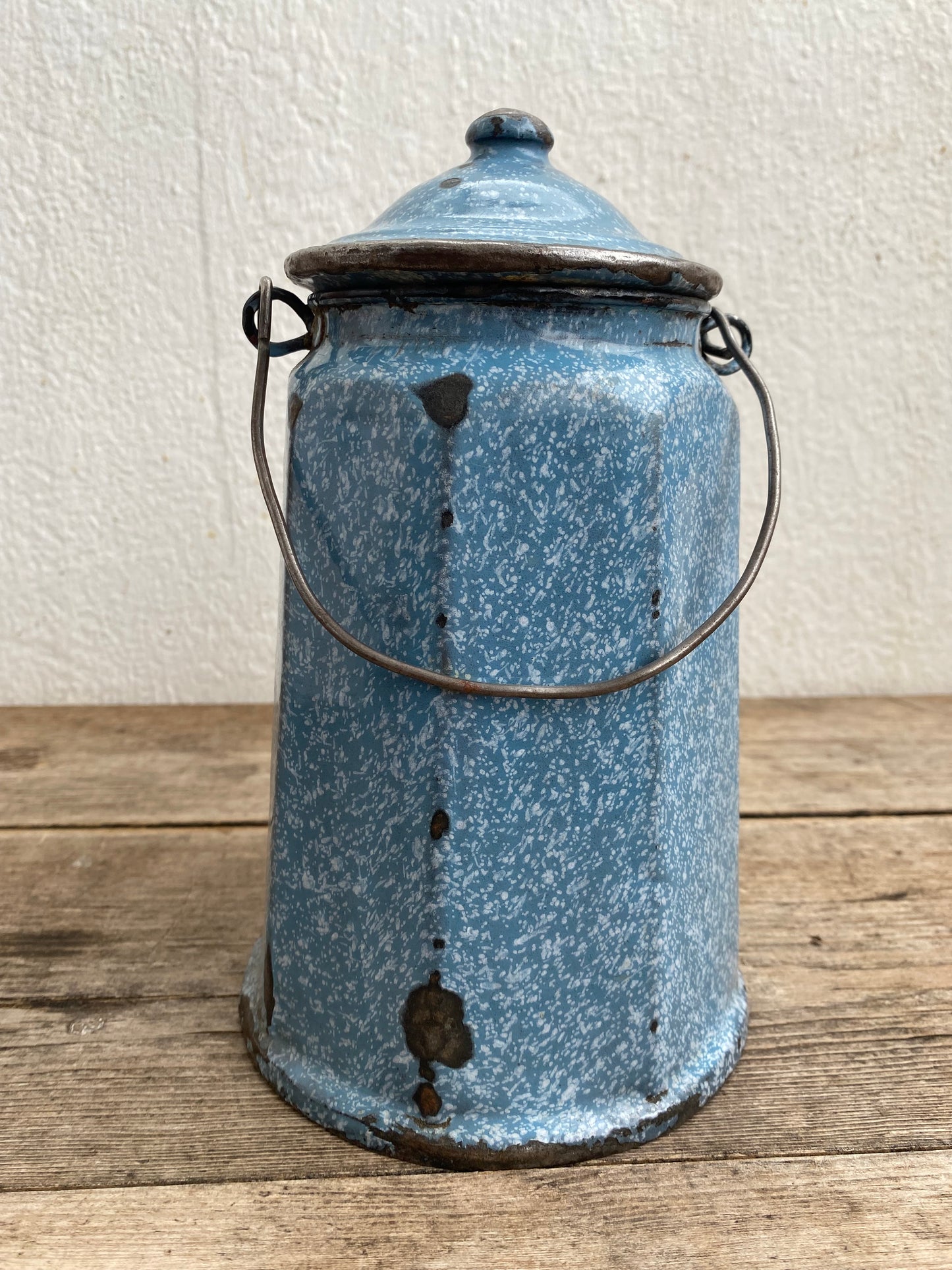 Pot à lait émaillé bleu vintage