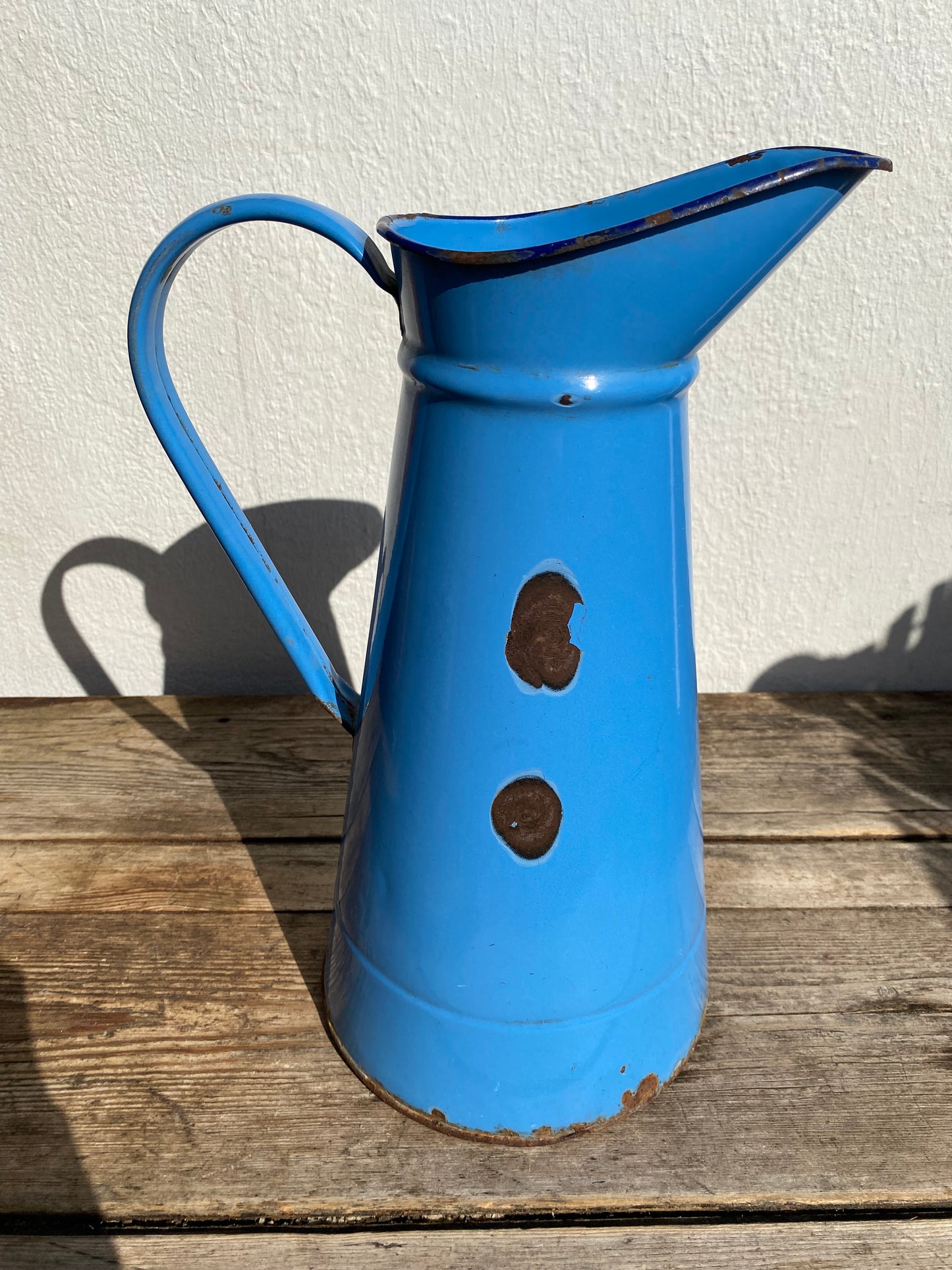 Ancien broc émaillé bleu clair