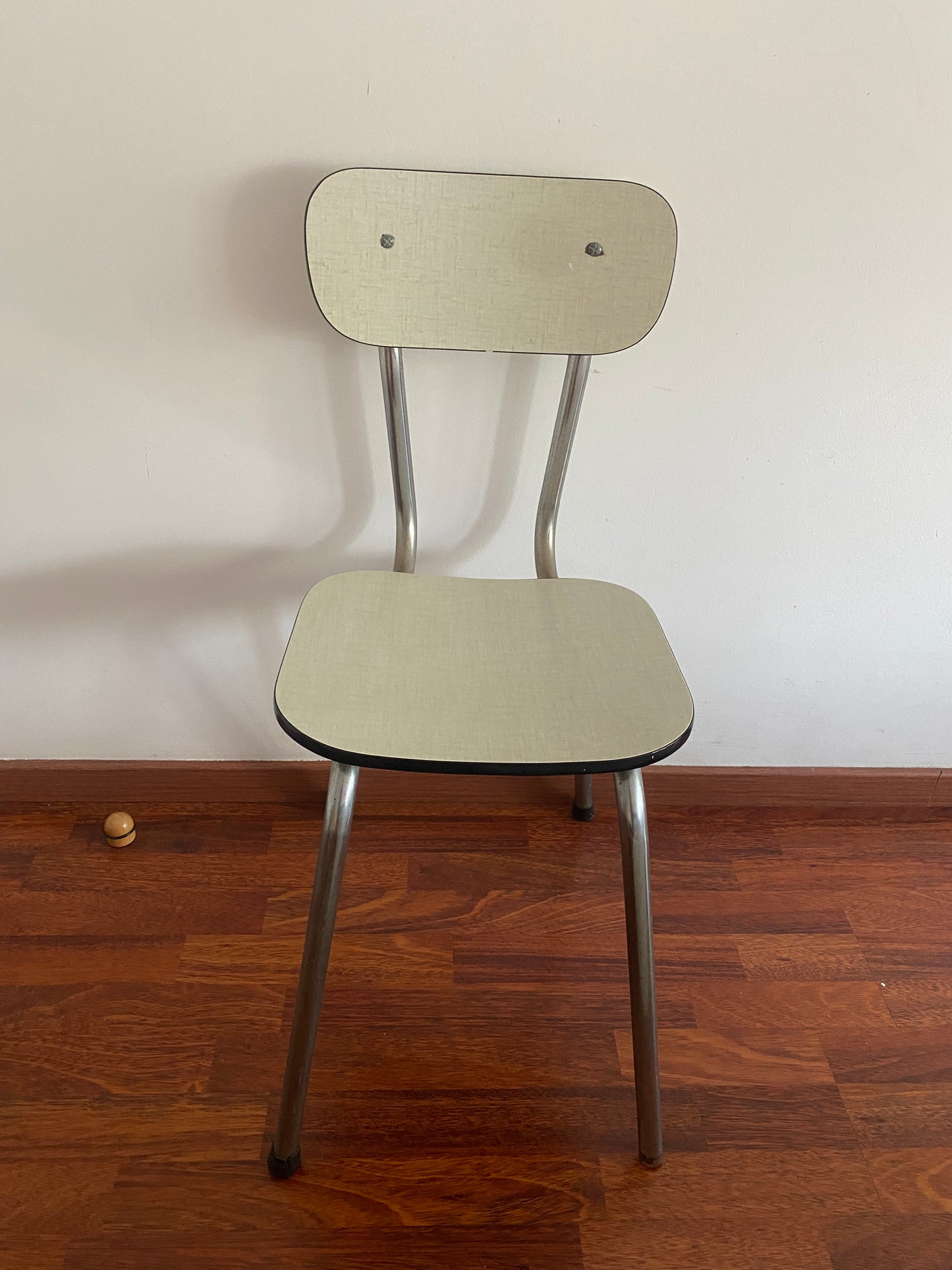 Chaise en formica blanc
