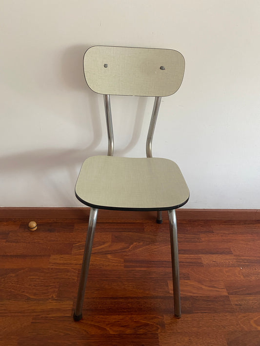 Chaise en formica blanc