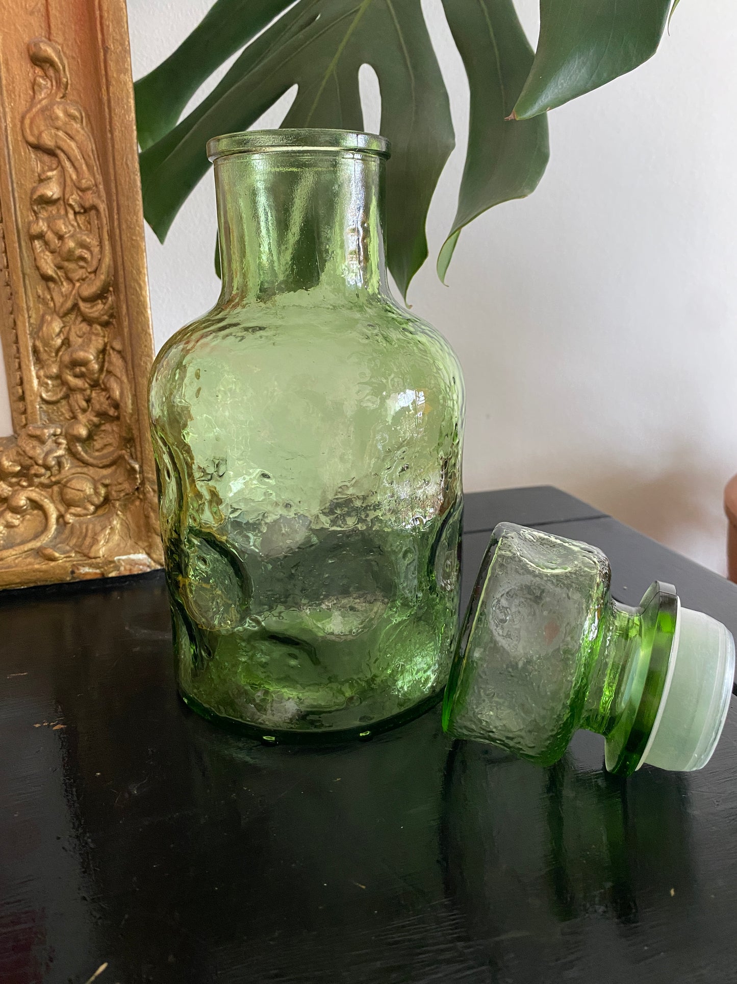 Carafe et verres en verre moulé
