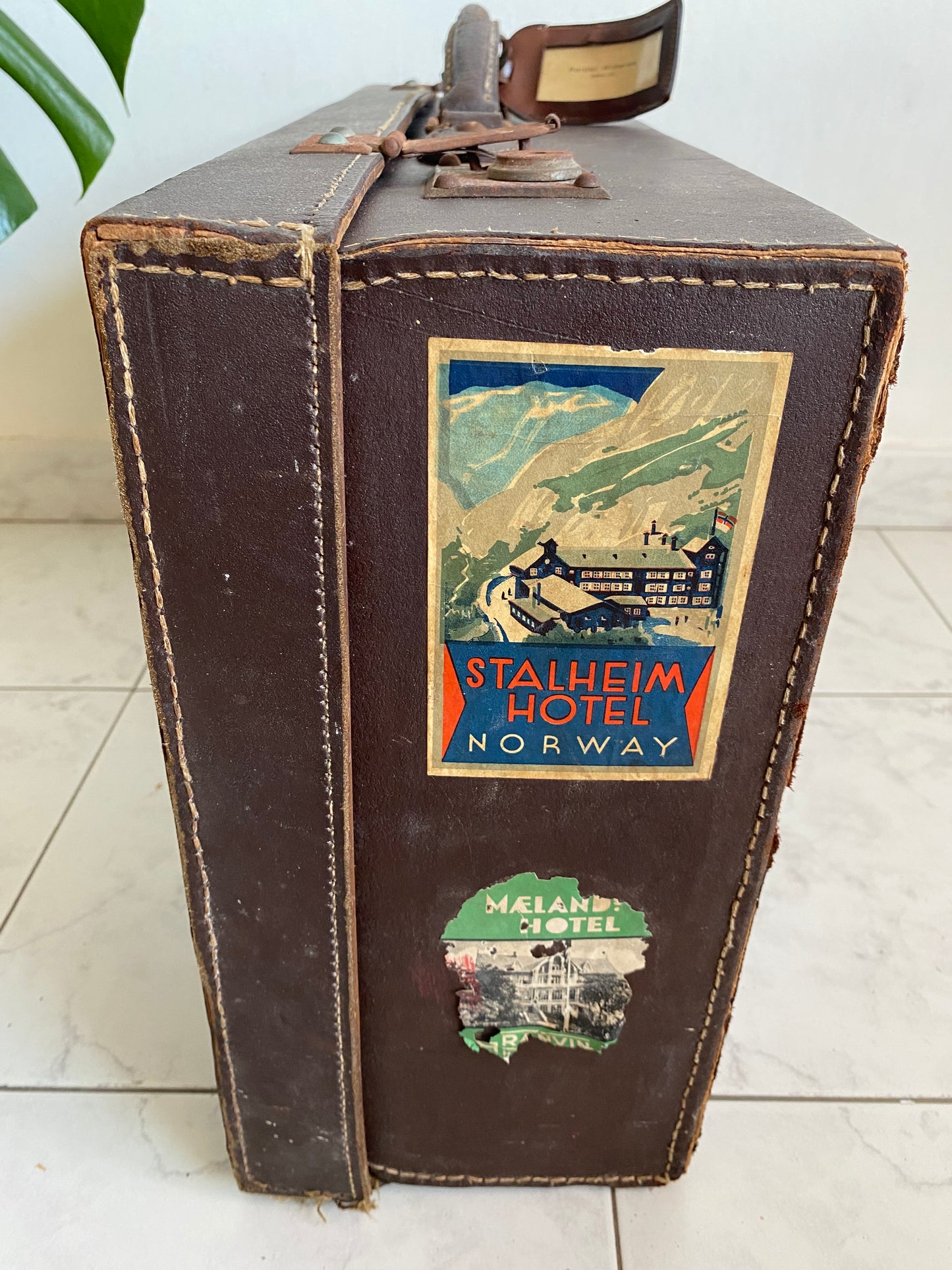 Valise vintage avec autocollants