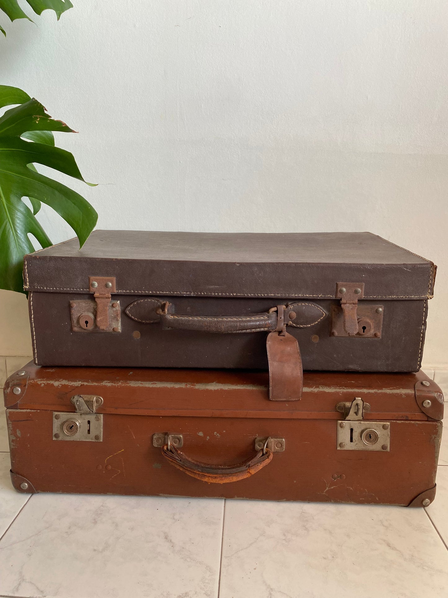 Valise vintage avec autocollants