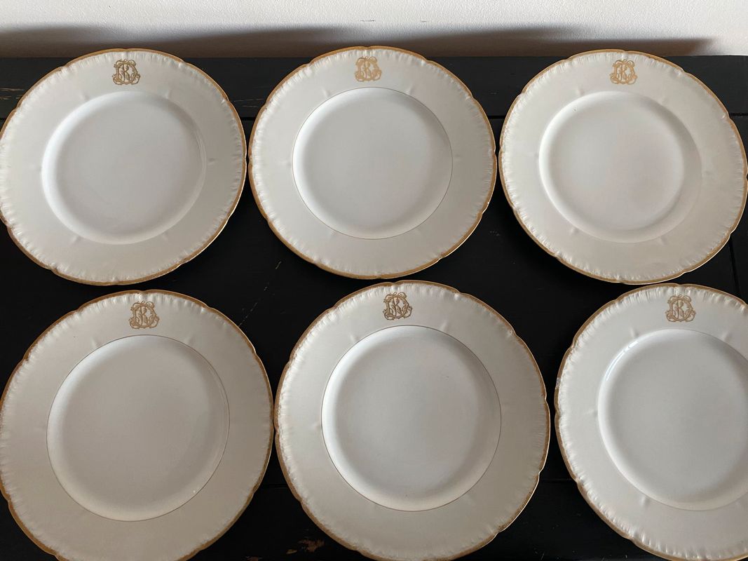 Assiettes 1880 Porcelaine et monogramme DK doré