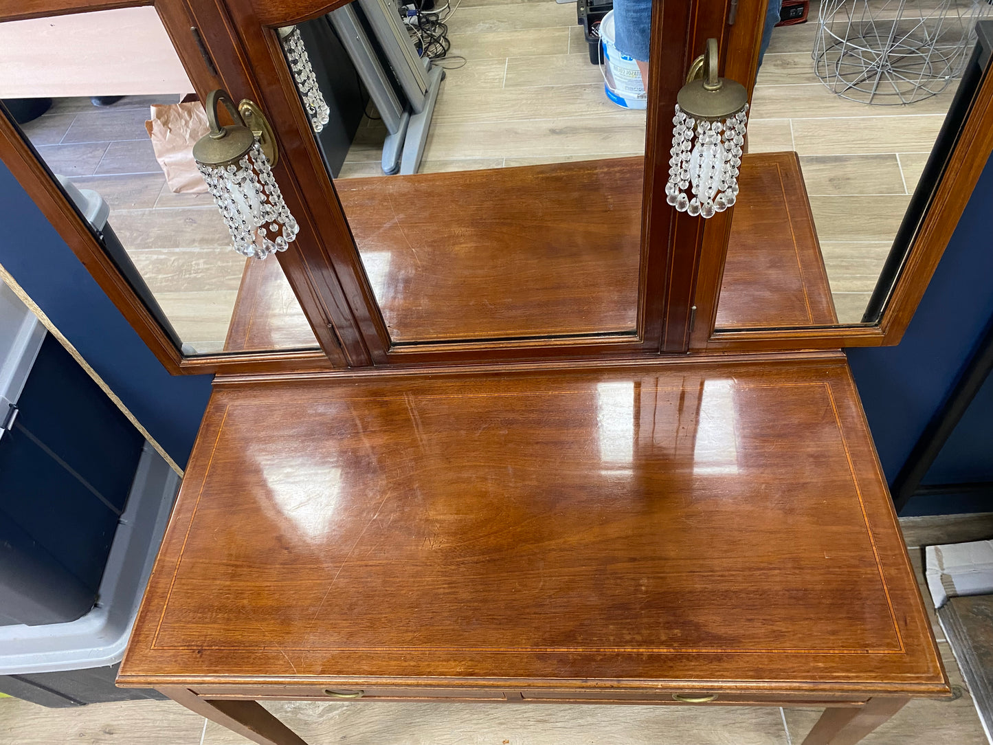 Coiffeuse vintage, miroir triptyque et lampes pampilles