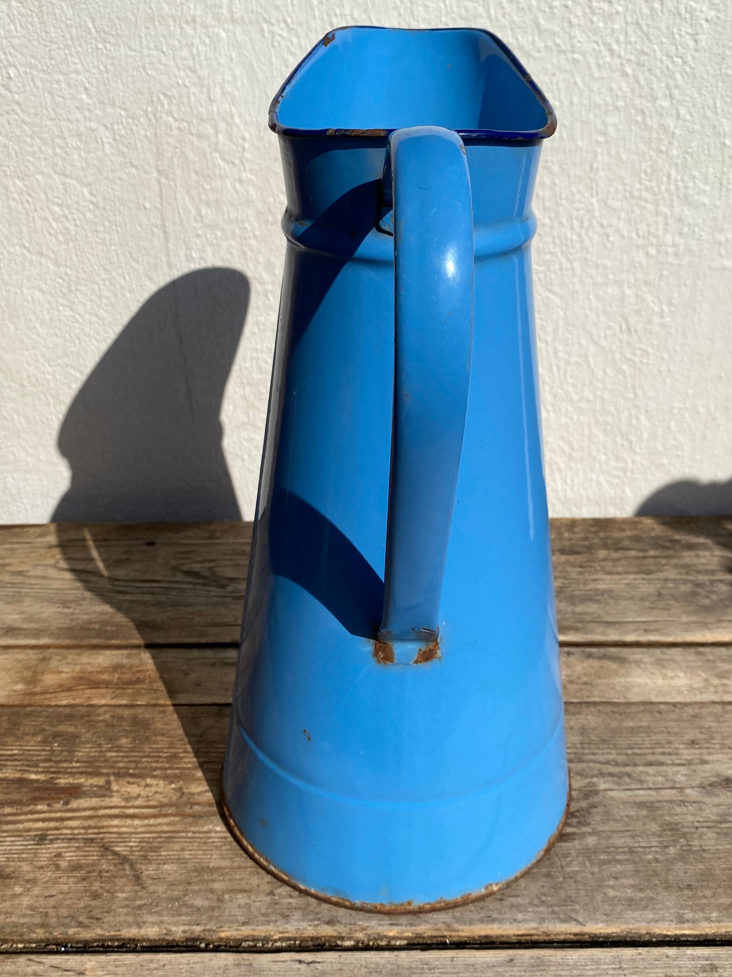 Ancien broc émaillé bleu clair