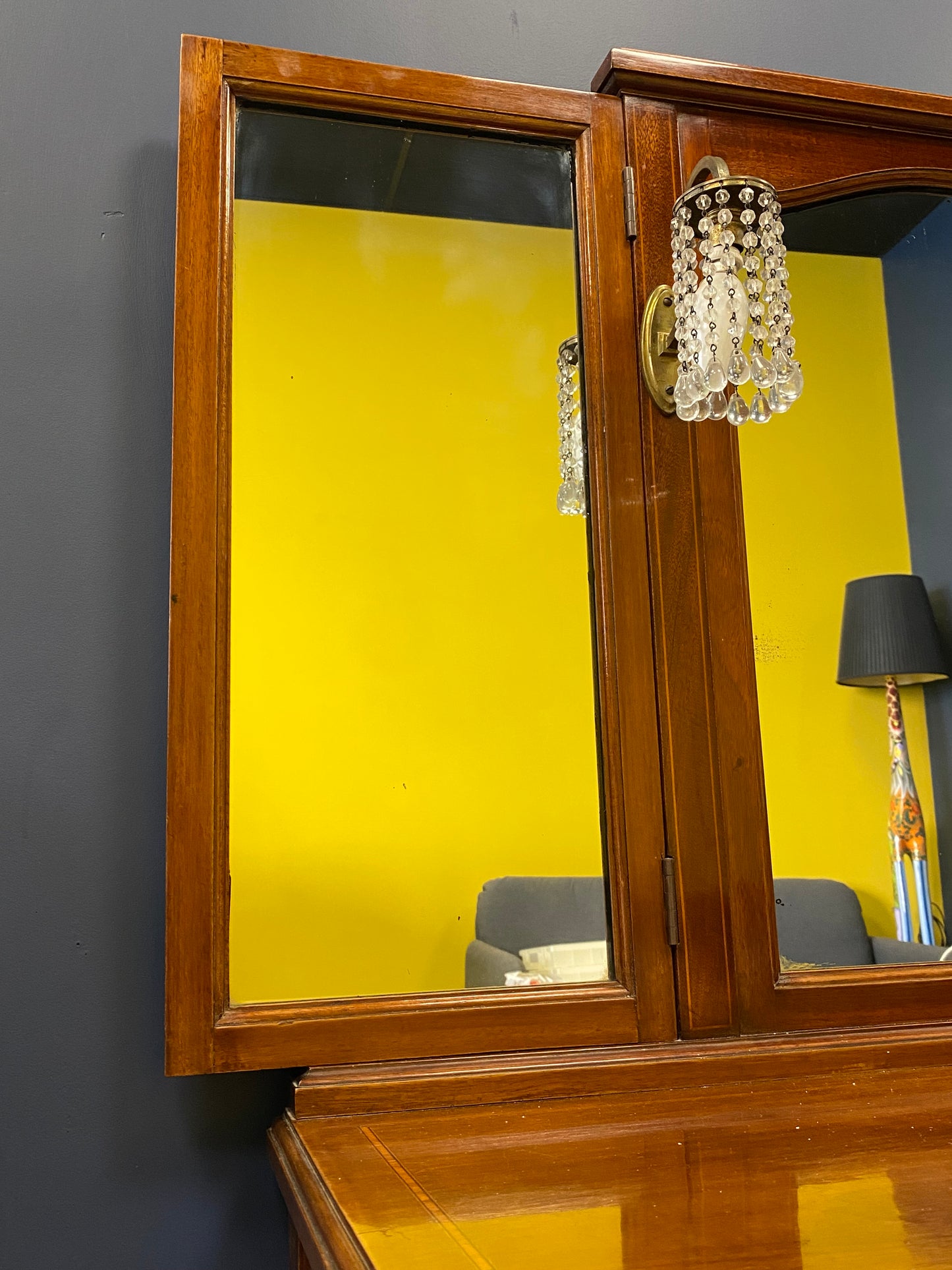 Coiffeuse vintage, miroir triptyque et lampes pampilles
