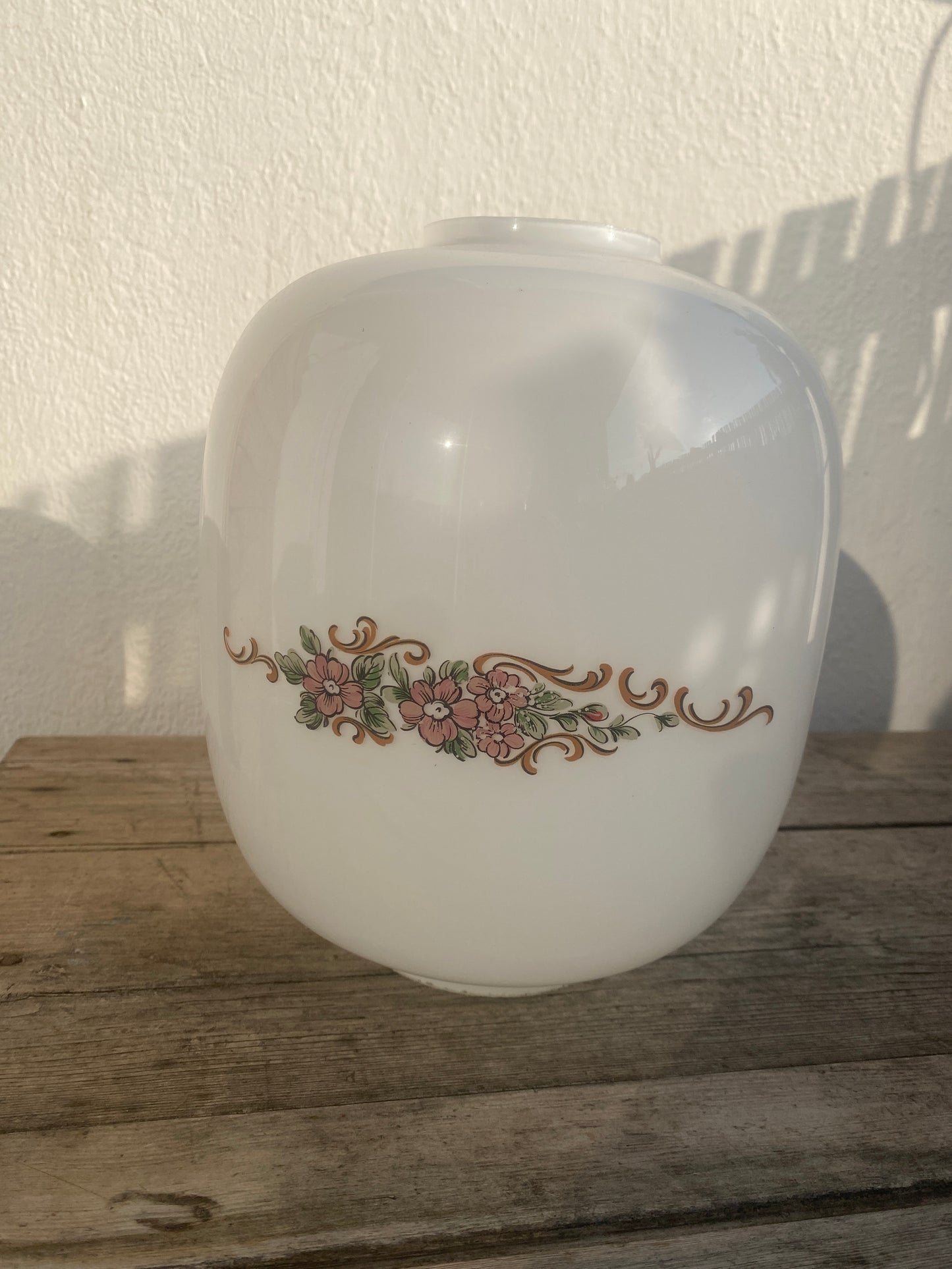 Baladeuse blanche vintage en opaline