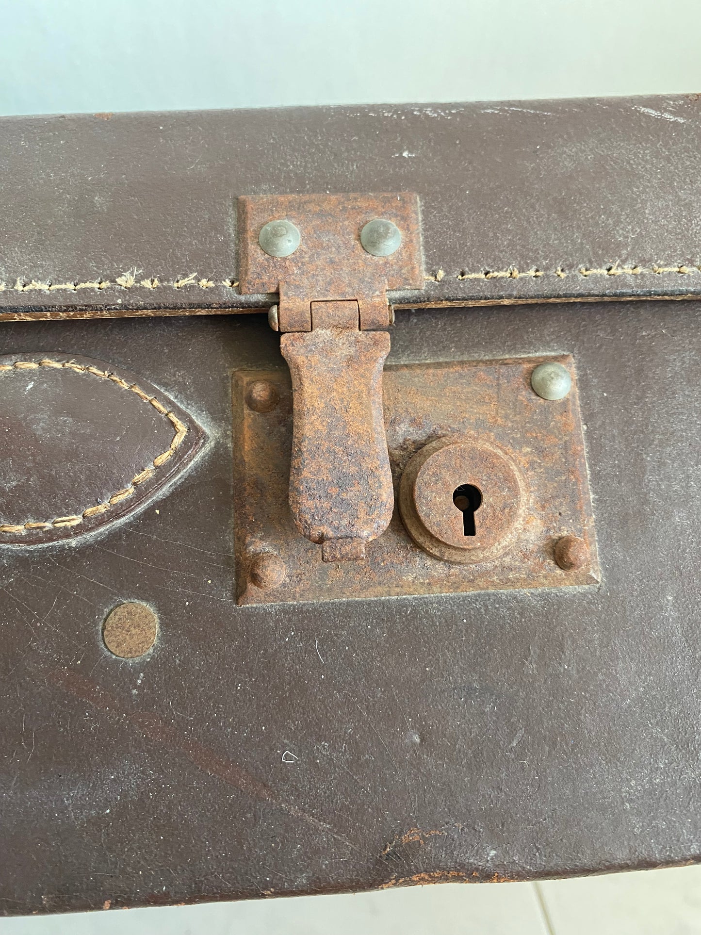 Valise vintage avec autocollants