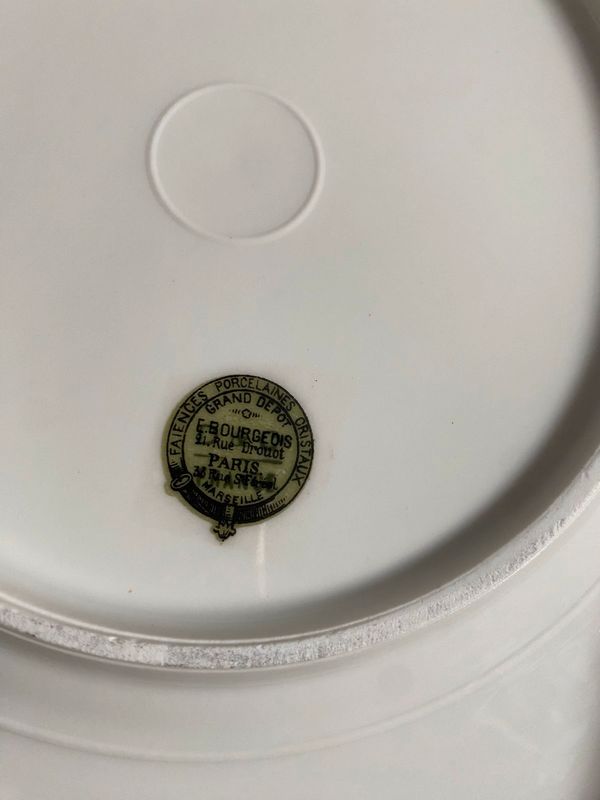Assiettes 1880 Porcelaine et monogramme DK doré