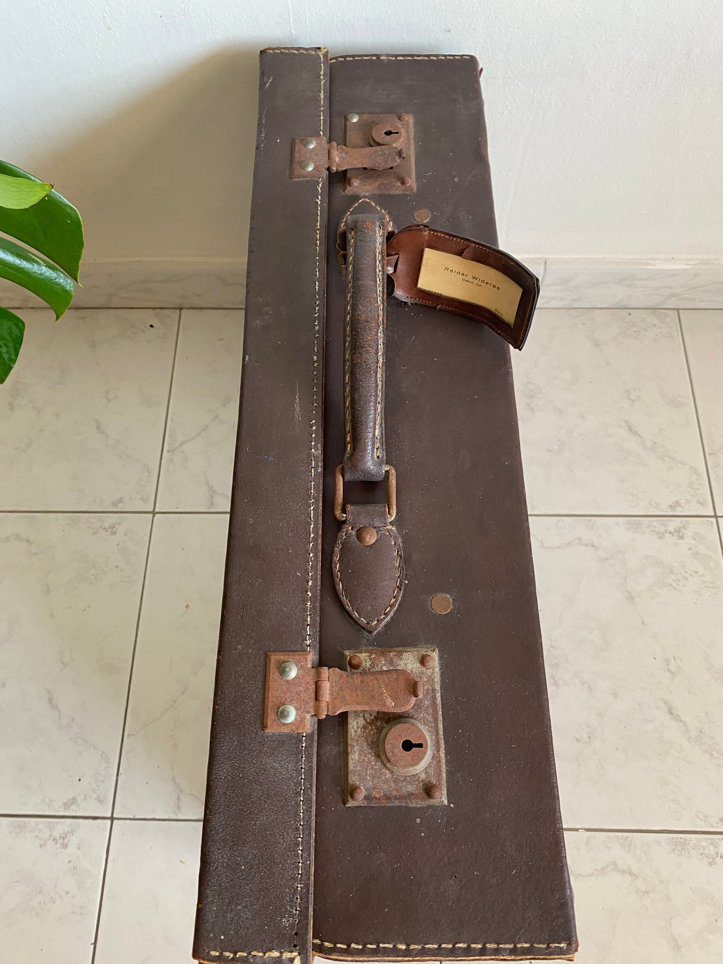 Valise vintage avec autocollants