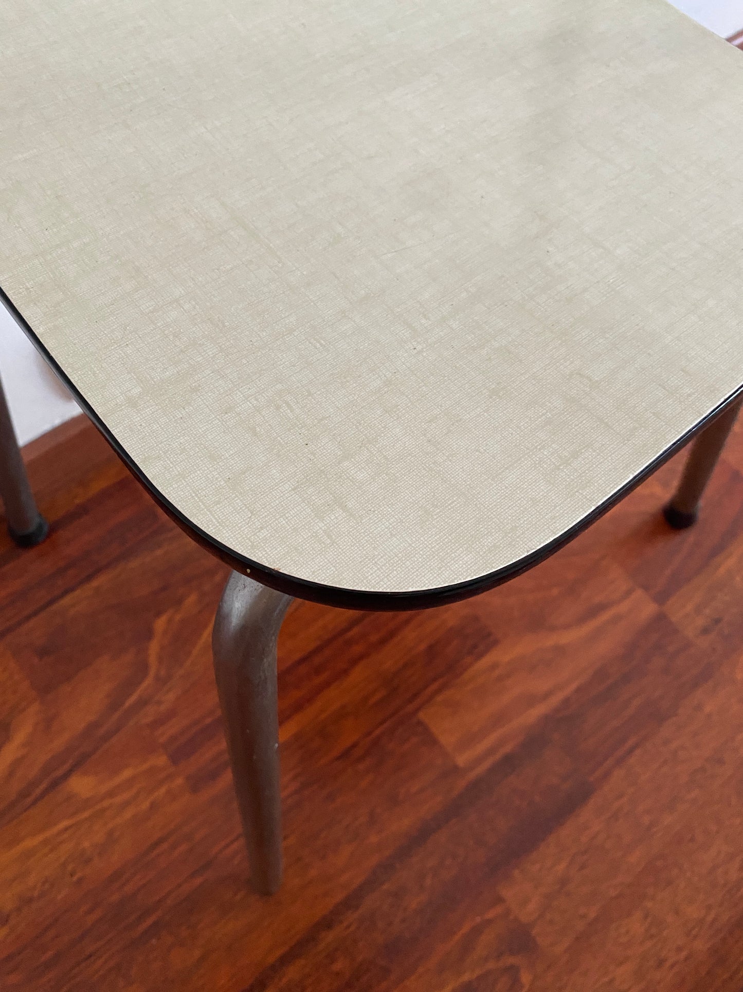 Chaise en formica blanc
