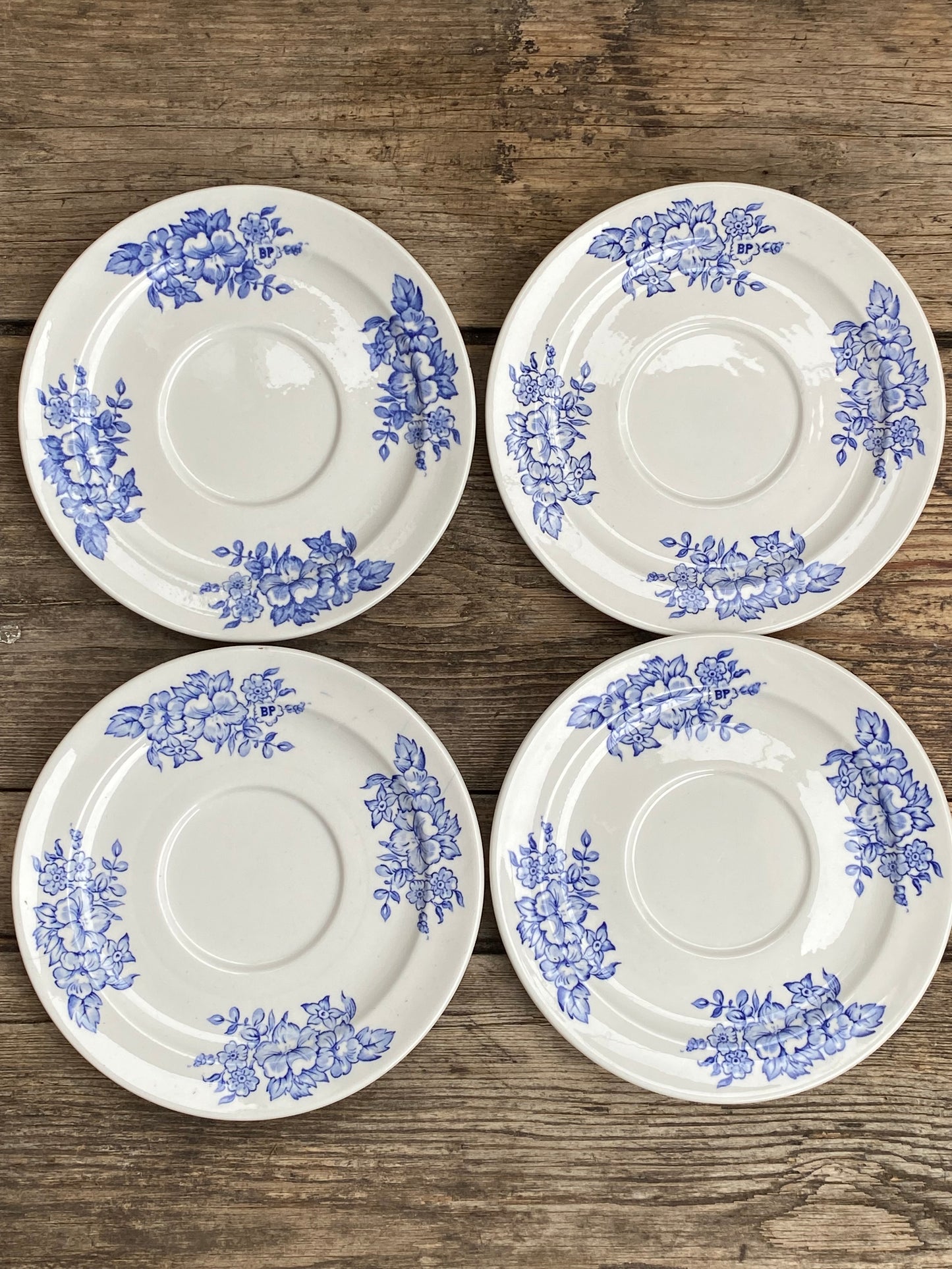 Assiettes ou sous tasse vintage Sarreguemines blanches et bleues