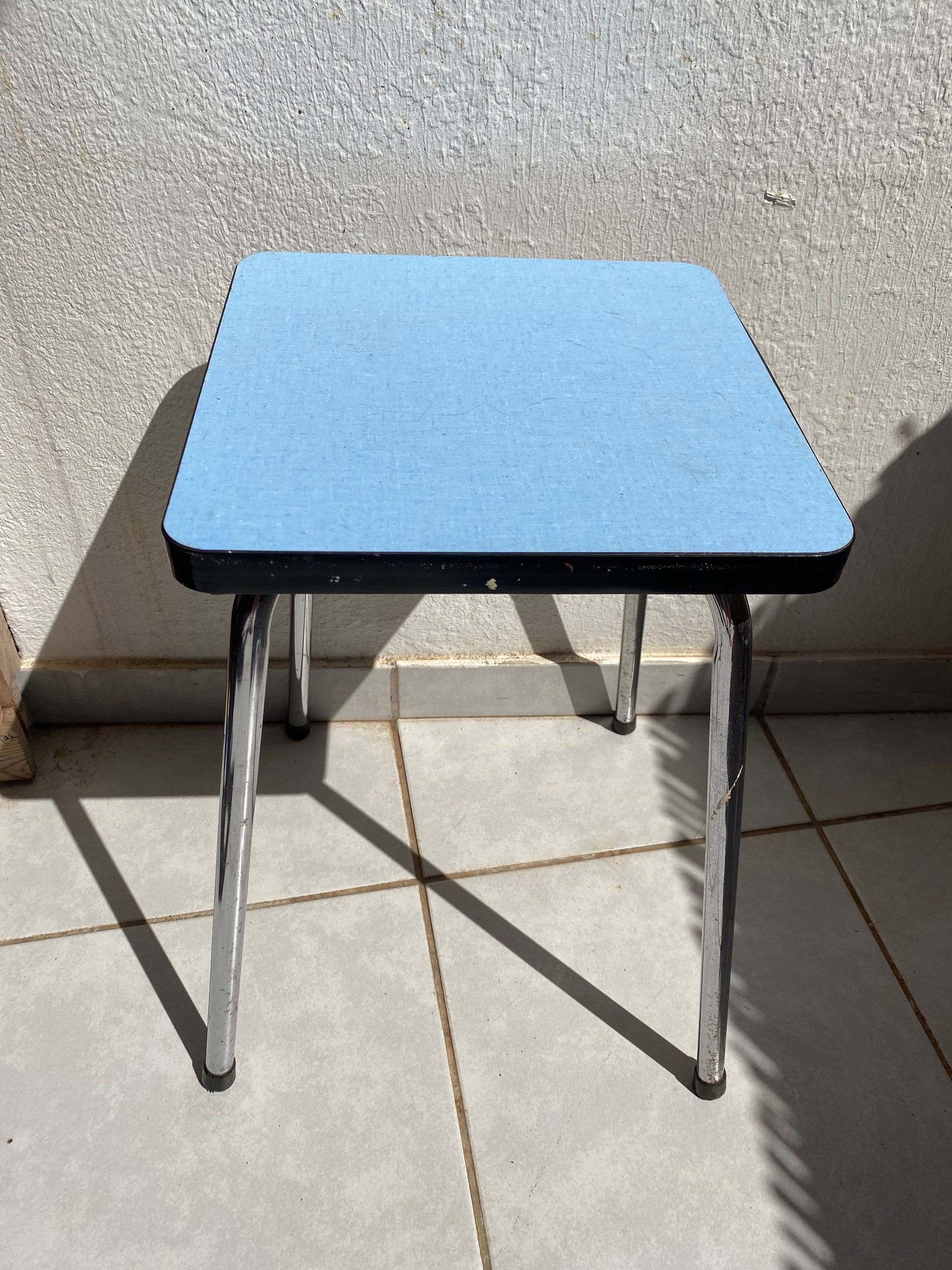 Tabouret vintage en formica bleu et métal chromé Tabouret vintage en formica bleu et métal chromé