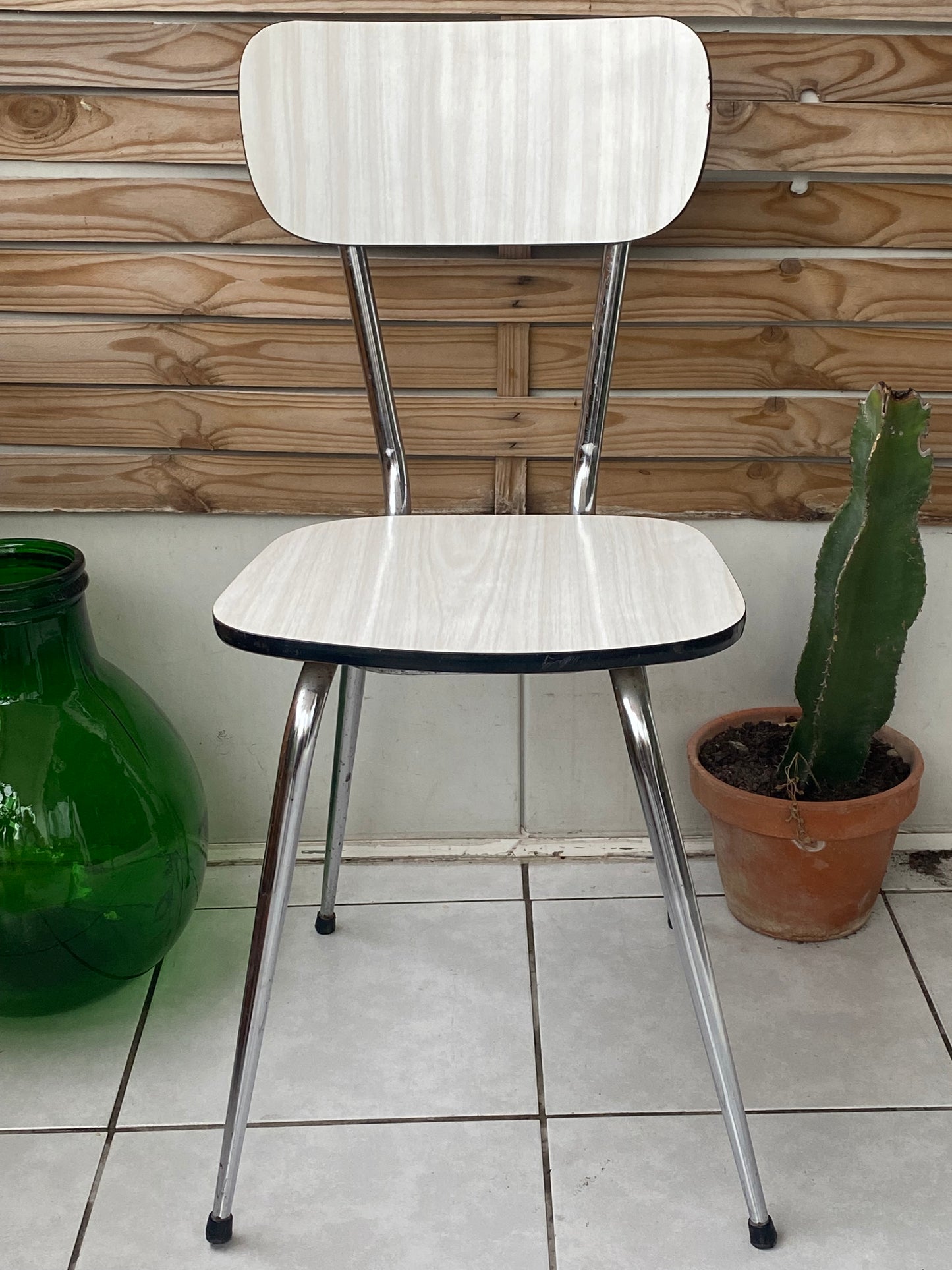 Chaise en formica blanche