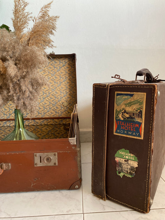 Valise vintage avec autocollants