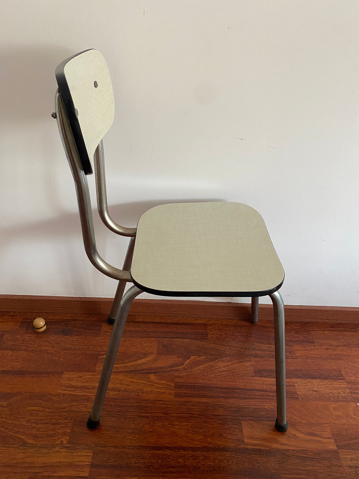 Chaise en formica blanc