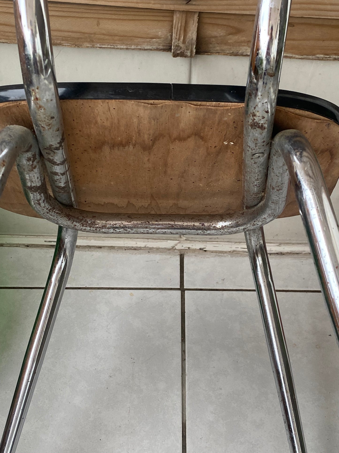 Chaise en formica blanche