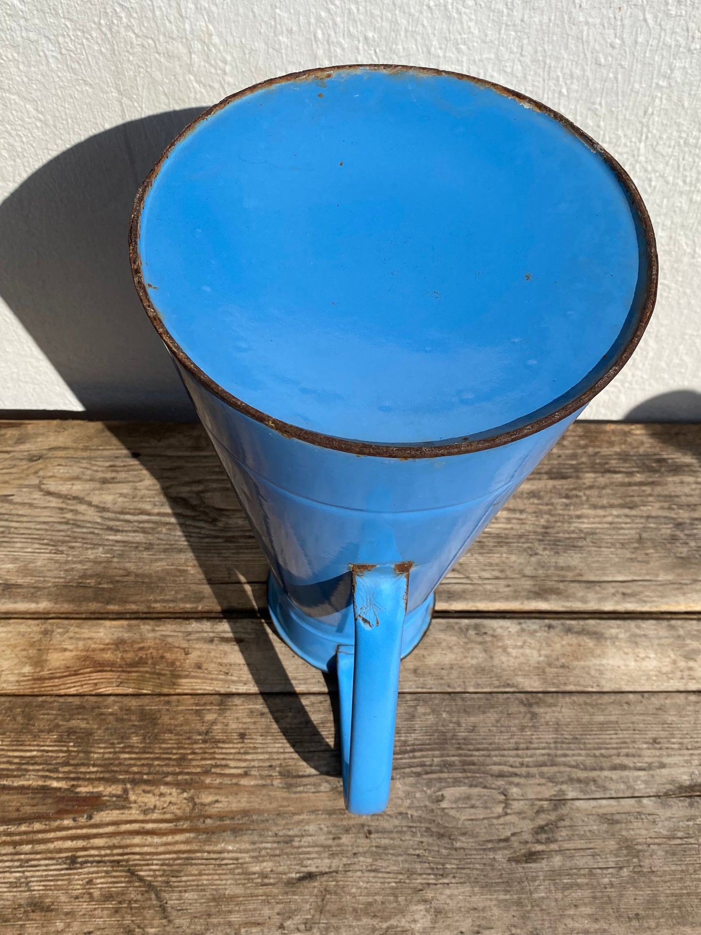 Ancien broc émaillé bleu clair
