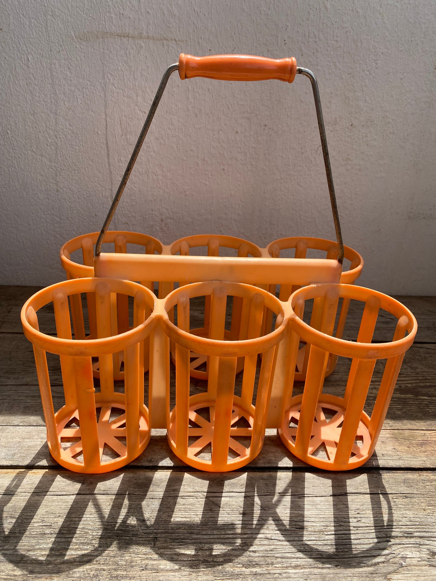 Porte bouteille vintage orange en plastique