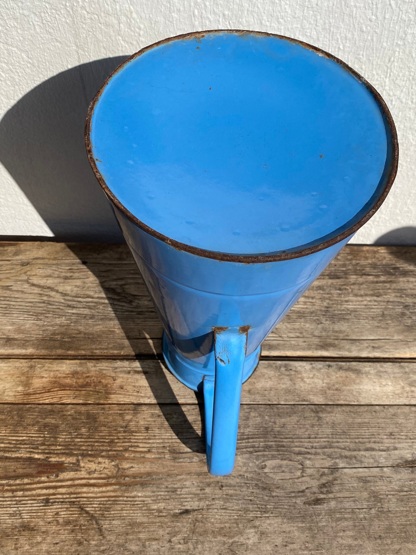 Ancien broc émaillé bleu clair