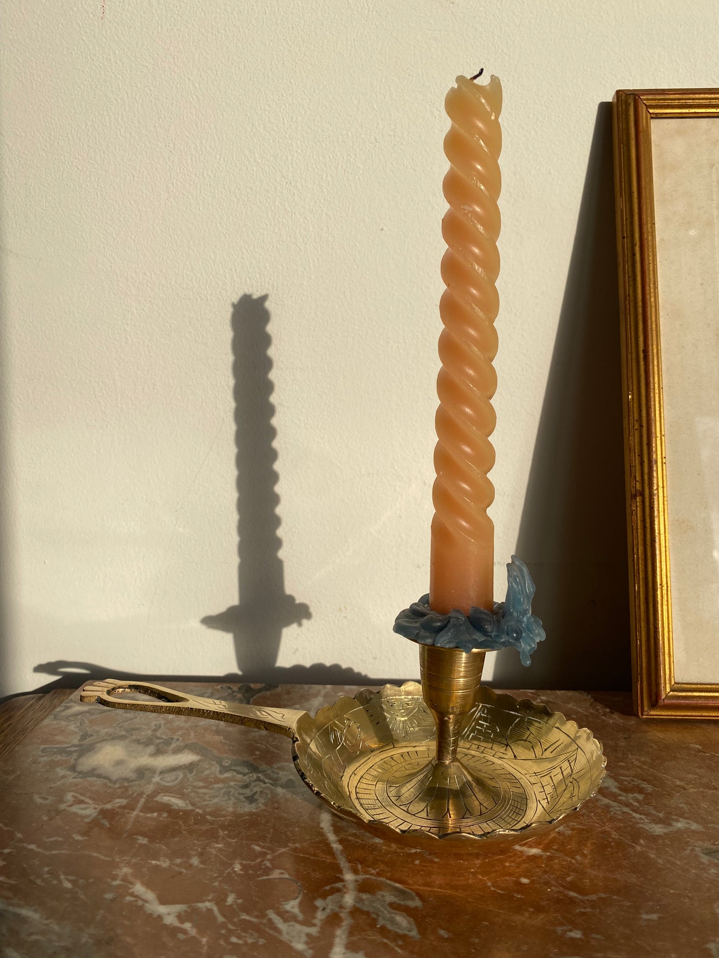 Bougeoir vintage à main motifs égyptiens laiton