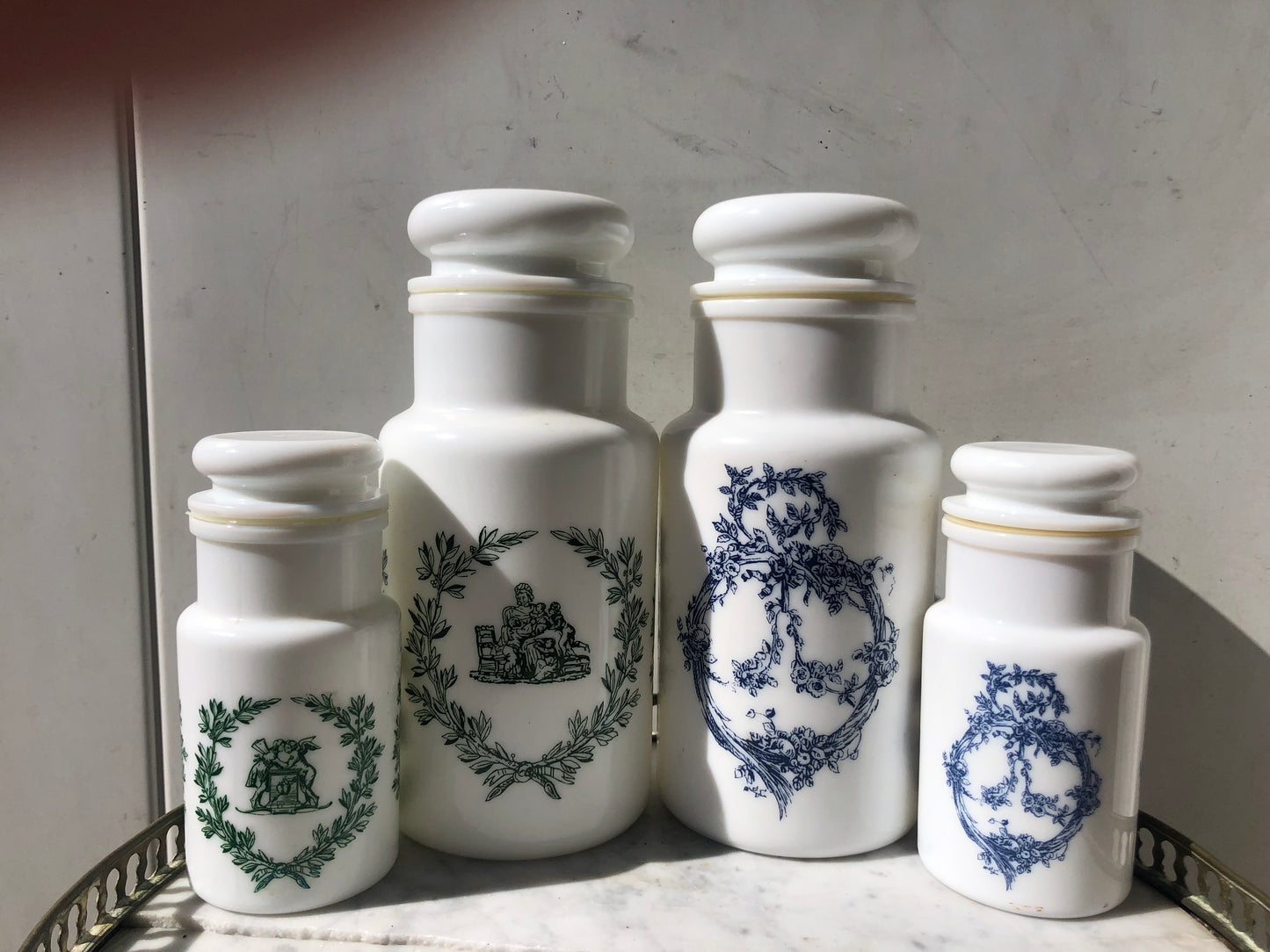 Pots d'apothicaire en opaline