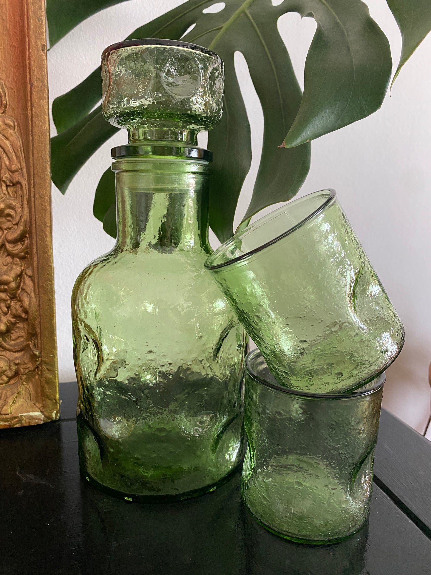 Carafe et verres en verre moulé