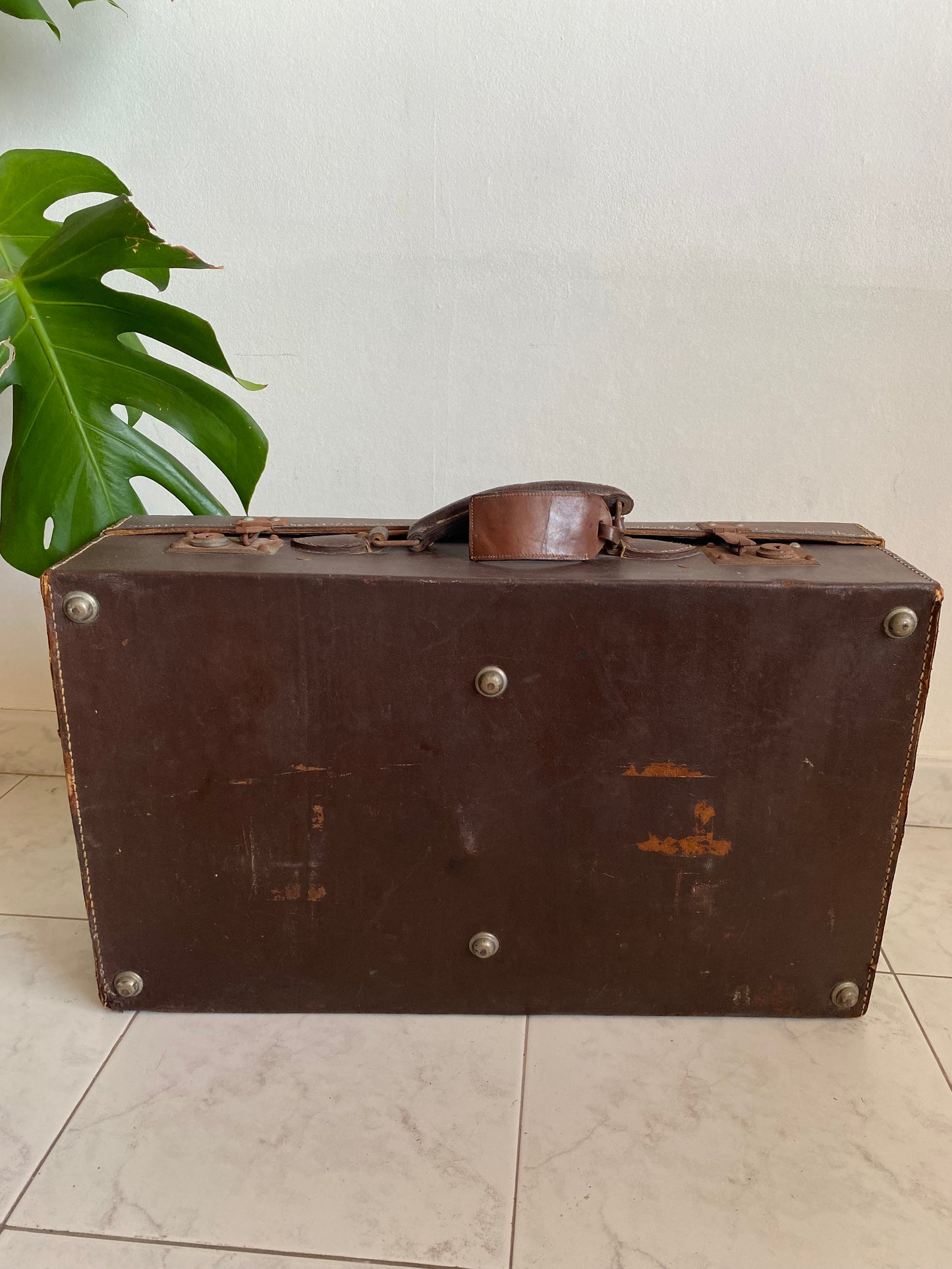 Valise vintage avec autocollants