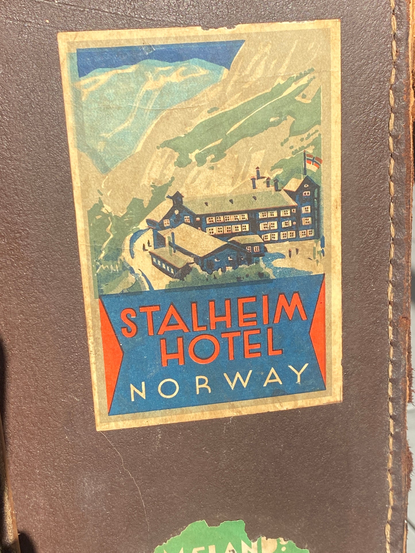 Valise vintage avec autocollants