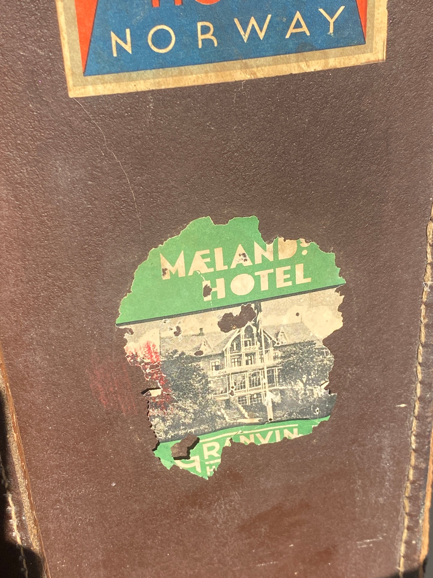 Valise vintage avec autocollants