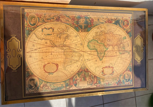 Table basse en bois vitrée map monde